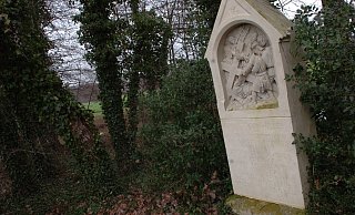 Ein Gedenkstein erinnert noch heute im Rhedaer Forst an die schreckliche Tat, die sich dort im Juni 1982 ereignet hat. - Wolfgang Wotke