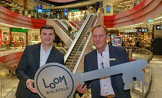 Loom-Manager Michael Latz (l.) übergibt einem symbolischen Schlüssel an seinen Nachfolger Jan Tangerding. - Andreas Zobe