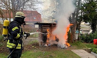 In der Nähe eines Gebäudes an der Ludwig-Eichholz-Straße brannte am Sonntag in Höxter ein Unterstand. - Feuerwehr Höxter