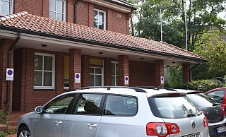 Überfüllt: Sechs Parkplätze sind ausdrücklich für Kunden der Postbank reserviert. Gegen "Wildparker" kann man nichts unternehmen. - Mareike Köstermeyer