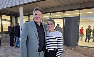 Amtsinhaber Nicolas Aisch und seine Frau Michaela müssen lange auf die Ergebnisse warten. Am Ende zeichnet sich aber ein klarers Bild ab. Aisch bleibt Bürgermeister in Borgentreich - Torsten Wegener