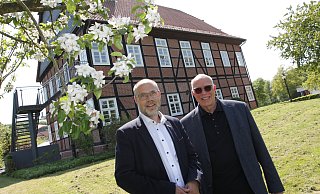 Achim Bädorf, (r.) geschäftsführender Vorsitzender des Verbandes deutscher Kneippheilbäder und Kneippkurorte, und Bad Wünnenbergs Bürgermeister Christian Carl freuen sich auf einen regen Austausch bei der Frühjahrstagung. - Uwe Müller
