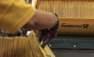 Künftig müssen Briefe an sechs Tagen die Woche zugestellt werden - also auch an Montagen. - Oliver Berg/dpa