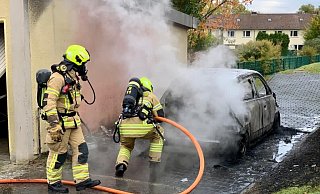 An der Raabestraße stand der Renault Clio zwischen einer Garage und einem leerstehenden Haus in Flammen. - Ralph Meyer