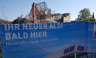 Ist Geschichte: Vor einigen Wochen wurde das Realschulgebäude abgerissen. Eine der Linden (hinten rechts im Foto) musste ebenfalls weichen. - Heike von Schulz