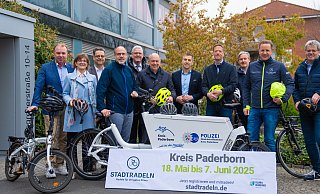 Ulrich Lange (Bad Lippspringe), Ute Dülfer (Lichtenau), Markus Tempelmann (Paderborn), Christian Carl (Bad Wünnenberg), Werner Peitz (Delbrück), Landrat Christoph Rüther, Burkhard Schwuchow (Büren), Matthias Möllers (Altenbeken), Michael Berens (Hövelhof), Ulrich Berger (Salzkotten) und Uwe Gockel (Borchen) freuen sich aufs Radeln. - Kreis Paderborn