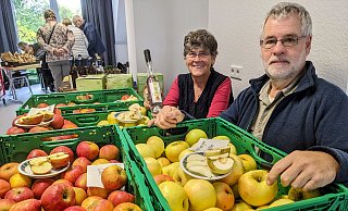 Streuobstwiesen-Netzwerker Marie-Luise Eickmeier-Ehrlich und Friedrich Blase setzen sich für den Erhalt alter Sorten im Kreis Höxter ein. - Burkhard Battran