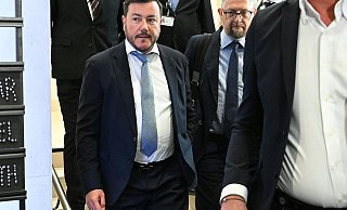 Signa-Gründer René Benko (l) trifft mit seinem Anwalt Norbert Wess im Parlament ein. - Helmut Fohringer/APA/dpa