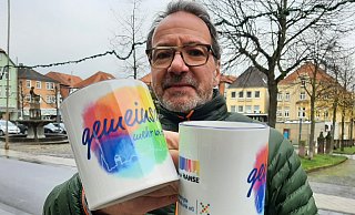 Zum Weihnachtsmarkt in der Neustadt hatte Wilm Pollmann von der Lenkungsgruppe der "Warburger Hanse" eigens aufgelegte Tassen vorgestellt. Mit der Aufschrift "Gemeinsam mehr wert" sollen sie bei Events zum Einsatz kommen. - Dieter Scholz