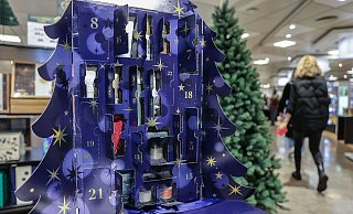 Ein Adventskalender mit Pflegeprodukten steht in einem Kaufhaus. - Oliver Berg/dpa