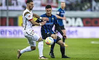 Niclas Nadj (r.), hier gegen Leart Paqarada, hatte gegen seinen Ex-Klub St. Pauli sein Profidebüt gefeiert. Eine Woche später stand er erstmals in der Startelf. Nun hofft der 22-Jährige auf seinen dritten Zweitliga-Einsatz für den SCP. - dpa