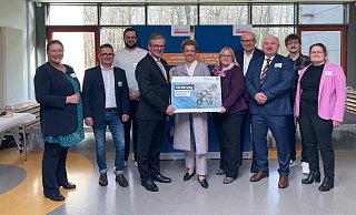 Bürgermeister Michael Dreier, NRW-Wirtschaftsministerin Ina Brandes und Beate Wilper vom Zdi-Zentrum der Wirtschaftsförderung haben die Förderzusage für Paderborn überreicht. - Jule Prietzel