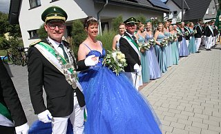 Das Königspaar Klaus Bertelsmeier und seine Partnerin Lea Vossebürger zusammen mit ihrem Hofstaat beim Schützenfest in Holsen. - Johannes Büttner