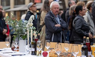 Symbolisch blieb bei der Gedenkveranstaltung die festliche Tafel zum jüdischen Neujahrsfest leer, weil die Opfer des Hamas-Überfalls tot oder noch in Gefangenschaft seien. - Oliver Krato Symbolisch blieb bei der Gedenkveranstaltung die festliche Tafel zum jüdischen Neujahrsfest leer, weil die Opfer des Hamas-Überfalls tot oder noch in Gefangenschaft seien. - Oliver Krato