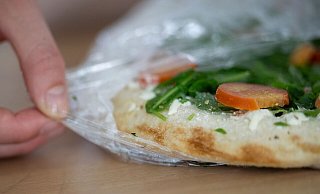 Wird Tiefkühlpizza künftig teuer? (Archivbild) - Marijan Murat/dpa