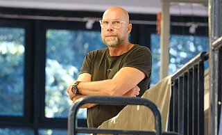 Heiko Ruwe beobachtet Anfang August ein Testspiel der Jöllenbeckerinnen gegen Recklinghausen. Die Funktion des Sportliches Leiters hat er jetzt aufgegeben. - Andreas Zobe
