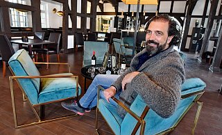 Eine moderne Lounge hat Gianni Mete mitten im rustikalen Ambiente platziert. Pendelleuchten und Stehlampen spenden gedämpftes Licht. - Barbara Franke