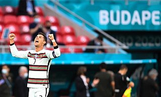 Cristiano Ronaldo jubelt über seinen Treffer zum 3:0. - Foto: Robert Michael/dpa-Zentralbild/dpa