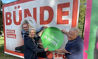 Direkt nach dem Wahlabend: Philipp Kollmeier (v.l.), Susanne Rutenkröger und Ralf Brinkmann kleben so genannte "Störer" auf die Wahlplakate, mit denen sie auf das Datum der Stichwahl am 28. September hinweisen. - Natalie Gottwald