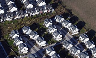 Doppelhäuser einer Neubausiedlung. In vielen Bundesländern droht eine Klagewelle gegen den Fiskus wegen der neuen Berechnung der Grundsteuer. - Henning Kaiser/dpa