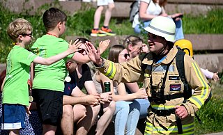 Die Kids haben ihren Lauf schon beendet, aber sie klatschen die anderen Läufer – zum Teil in Montur – natürlich ab. - Thomas Kube