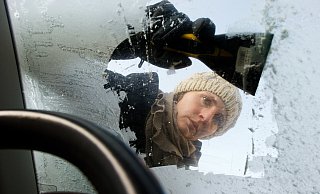 Vor drei Jahren starb eine Frau, weil ein Autofahrer sie durch seine zugefrorene Scheibe nicht sehen konnte. Jetzt wurde eine Frau in Spenge aus demselben Grund schwer verletzt. - picture alliance / dpa Vor drei Jahren starb eine Frau, weil ein Autofahrer sie durch seine zugefrorene Scheibe nicht sehen konnte. Jetzt wurde eine Frau in Spenge aus demselben Grund schwer verletzt. - picture alliance / dpa