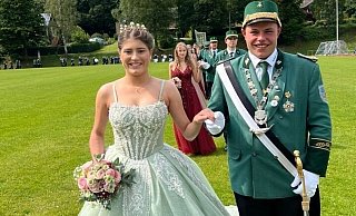Julian Dissen und Laurena Freund sind das Kleinenberger Königspaar. - St.-Sebastian-Schützenbruderschaft Kleinenberg