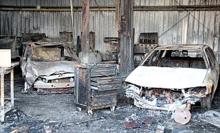 Völlig zerstört: Am Morgen danach geht der Blick in die ausbrannte Lagerhalle, wo neben Autos auch Schmierstoffe und ähnliches gelagert waren. - Burkhard Battran