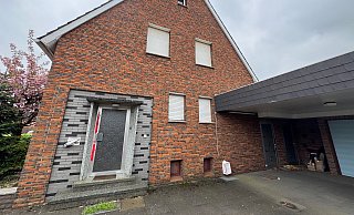 Die Türen im Haus des 85-jährigen Opfers sind auch nach 124 Tagen immer noch versiegelt. Der Briefkasten quillt über. Alles wirkt trostlos, grau und verlassen. Nur der Kirschblütenbaum (links am Haus) bringt etwas Farbe an den Tatort. - Wolfgang Wotke