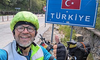 Rainer Stephan aus dem Kreis Gütersloh beim Erreichen der türkischen Grenze. - Privat