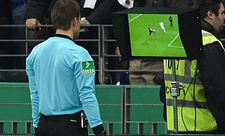 Der DFB will bei VAR-Entscheidungen für mehr Transparenz sorgen. - Arne Dedert/dpa