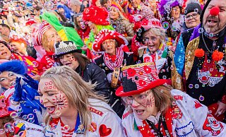 In Köln und anderen Städten wird der Karnevalsauftakt gefeiert. - Rolf Vennenbernd/dpa