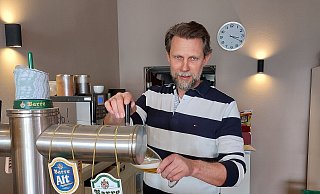 Gastronom aus Leidenschaft: Inaber Marco Küper legt im Restaurantbetrieb auch gerne selber Hand an. - Alexandra Stratmeier