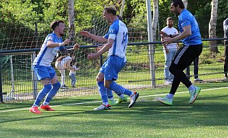 Jubel über den späten Treffer: Das Tor von Nico Bartling (Mitte) bescherte dem SC Herford einen kaum noch für möglich gehaltenen Punktgewinn beim FC RW Kirchlengern. - Niklas Gessat
