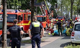 Für den Feuerwehreinsatz wegen eines Kellerbrandes musste die Detmolder Straße in Bad Lippspringe voll gesperrt werden. - Niklas Tüns