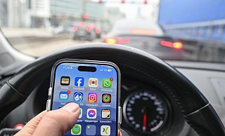Nein, schlechte Idee: Wer im Auto ein Smartphone nutzen will, fährt besser rechts ran - und schaltet den Motor ab. Sonst könnte es teuer werden - gefährlich allemal. - Bernd Weißbrod/dpa