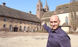 Geschäftsführer Jan Sommer im Remtergarten hinter der Abteikirche. - Burkhard Battran