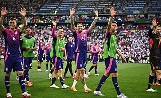 Die Spieler bedanken sich nach dem Spiel bei den Fans. - Tom Weller/dpa