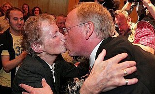Kuss von der Mutter: Pit Clausen am Abend der Wahl 2009 im Rathaussaal. - Andreas Zobe