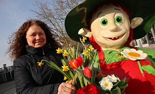 Frühblüher: Gartenschau-Geschäftsführerin Erika Josephs und Maskottchen Lippolino werben um Besucher für Bad Lippspringe.