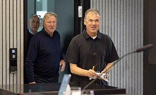 DFB-Geschäftsführer Andreas Rettig (r) äußert sich zur Lage bei den deutschen Fußballerinnen. - Jürgen Kessler/dpa