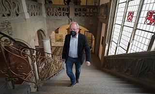 Bei der Pressekonferenz verkündet OB Pit Clausen neue Maßnahmen für die Bielefelder Schulen. - Andreas Zobe