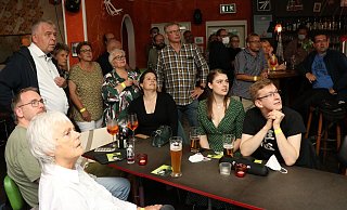 Enttäuschung bei den Grünen mit Blick auf die ersten Prognosen um 18 Uhr.  - Mareike Gröneweg