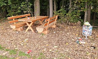 Jugendliche lassen ihren Müll - zerbrochene Glasflaschen, Getränkepäckchen und leere Verpackungen - einfach liegen oder schmeißen sie auf den Boden. - Stephanie S. Earl
