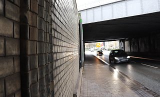 Die unansehnliche Bahnunterführung an der Herzebrocker Straße zu verschönern, das ist seit über 20 Jahren ein Thema. - Marion Pokorra-Brockschmidt