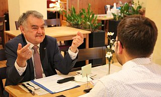 NRW-Innenminister Herbert Reul im Gespräch mit Redakteur Ilja Regier. - Susanne Barth