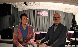 Das neue Vorstandsduo mit Sabine Dietrich und Werner Porrmann liebt den urigen Veranstaltungsort im Keller. - Simone Flörke