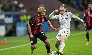 Lieferten sich eine umkämpfte Partie: Eintracht Frankfurt um Ritsu Doan (l) und der VfL Wolfsburg um Patrick Wimmer (r). - Thomas Frey/dpa