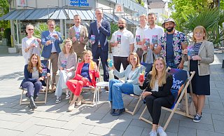 Sie alle haben ein Ziel: Sie wollen der Innenstadt trotz Großbaustelle in der Klosterstraße ein sommerliches und leichters Flair verpassen. Deshalb bespielen die Angebote der Sommerbühne 2025 vor allem die Baustelle. - Nicole Bliesener