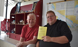 Werner Brakensiek (l). hat sich viele Jahre als Wahlhelfer in der Stadt Enger engagiert. Sein Sohn Markus ist noch heute dabei. - Mareike Köstermeyer